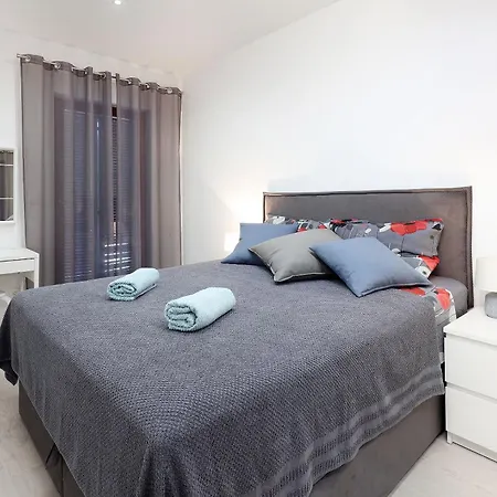 Apartment Lina - Pool And Sea View Starigrad Paklenica Exterior foto